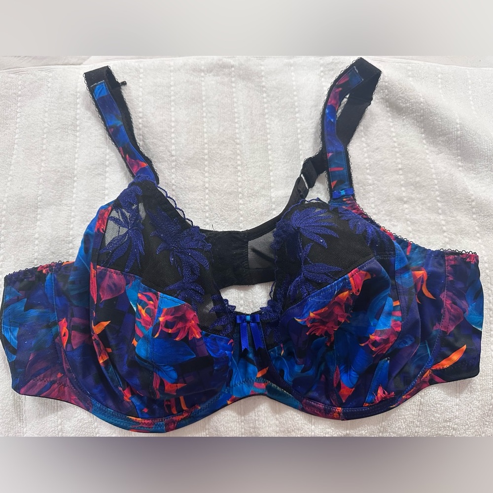 EUC Elomi Bra. 42 DDD. Transitional with hooks on the straps.